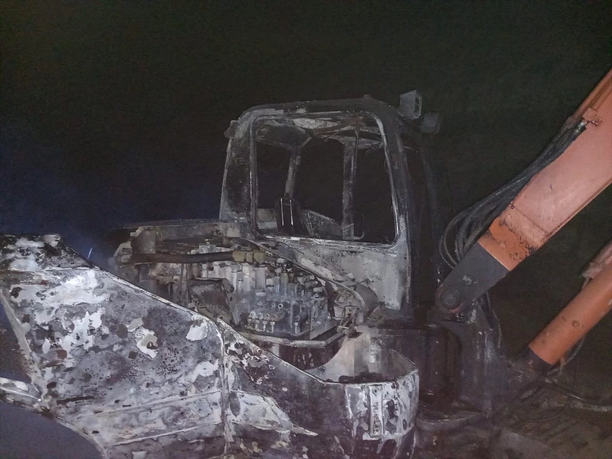 Sinop\'un Gerze ilçesinde hafriyat çalışması sırasında iş makinası yangını