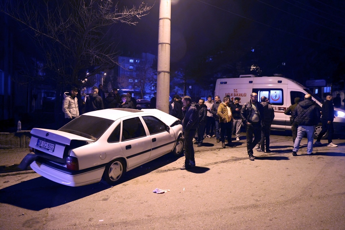 Sivas\'ta otomobilin aydınlatma direğine çarpması sonucu 3 kişi yaralandı