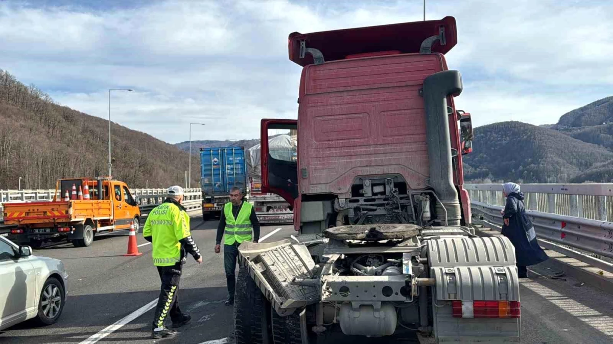 Düzce\'de Tır Kazası: Yolda Uzun Araç Kuyrukları Oluştu