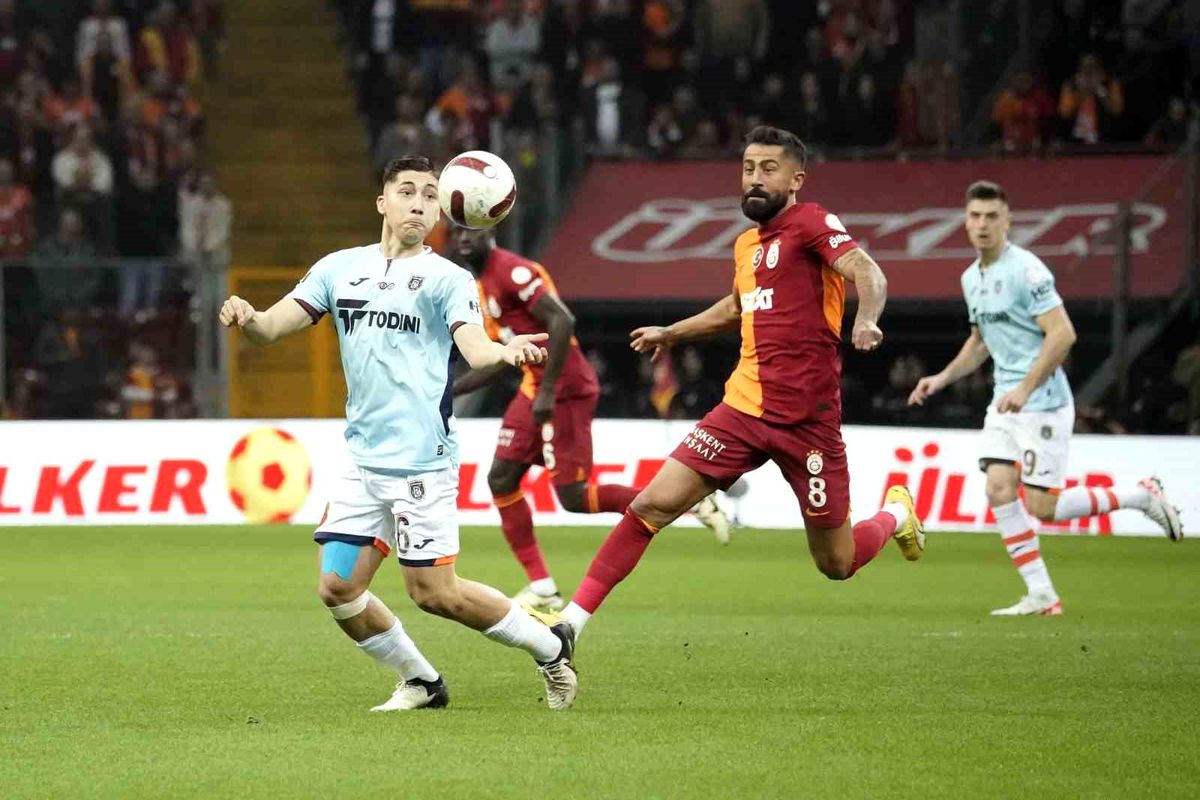 Galatasaray ile Başakşehir arasındaki maçta ilk 15 dakika golsüz geçildi