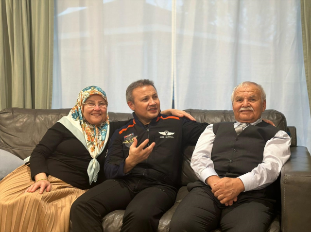 Türkiye'nin ilk astronotu Alper Gezeravcı'nın ailesiyle buluşması