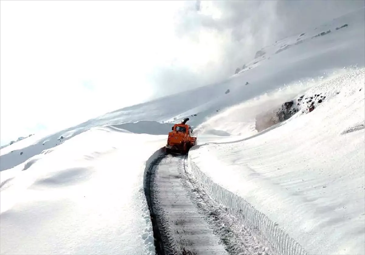 Şırnak\'ın Uludere ilçesindeki Tanin Geçidi\'nde karlı yol temizlendi