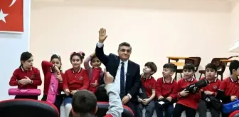 Sinop Valisi Mustafa Özarslan, Cumhuriyet İlkokulu öğrencilerine melodika hediye etti