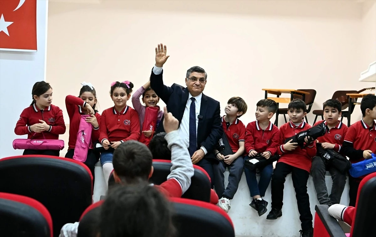 Sinop Valisi Mustafa Özarslan, Cumhuriyet İlkokulu öğrencilerine melodika hediye etti