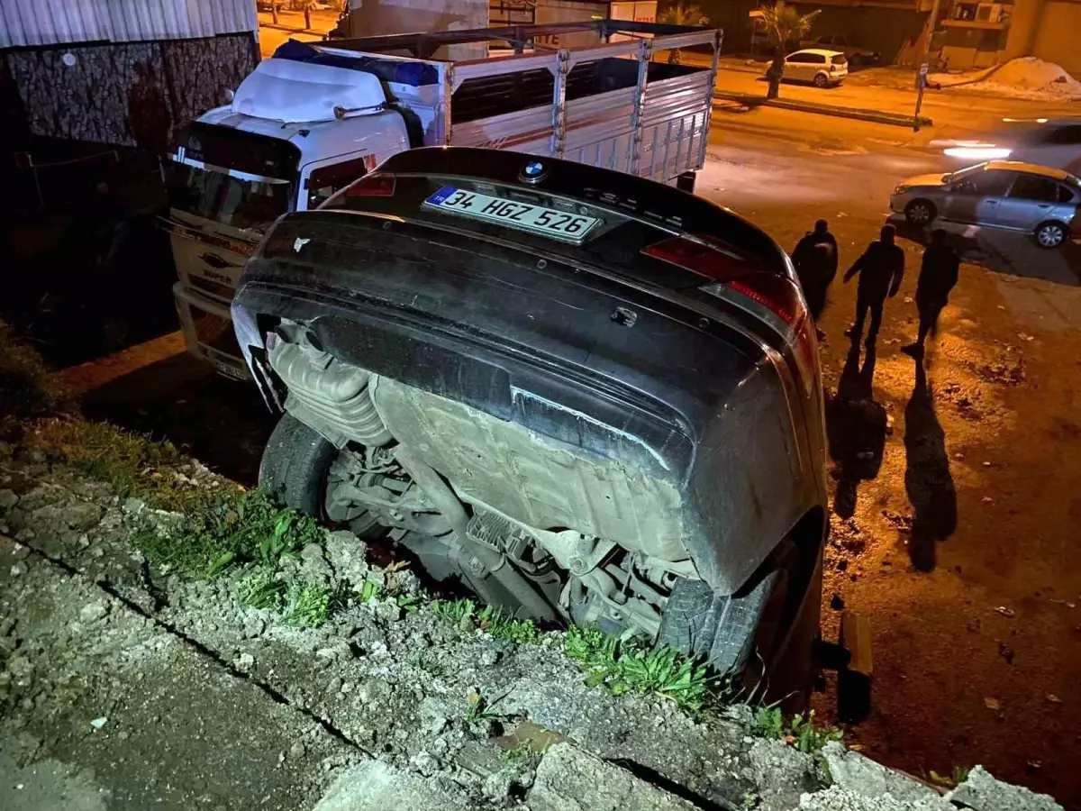 Antalya\'da Yolu Şaşıran Sürücü İstinat Duvarından Tırların Arasına Düştü