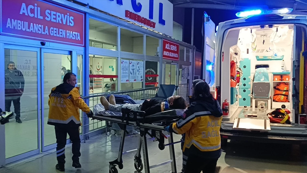 Adana Kozan\'da Otomobil Çarpışması: 2 Yaralı