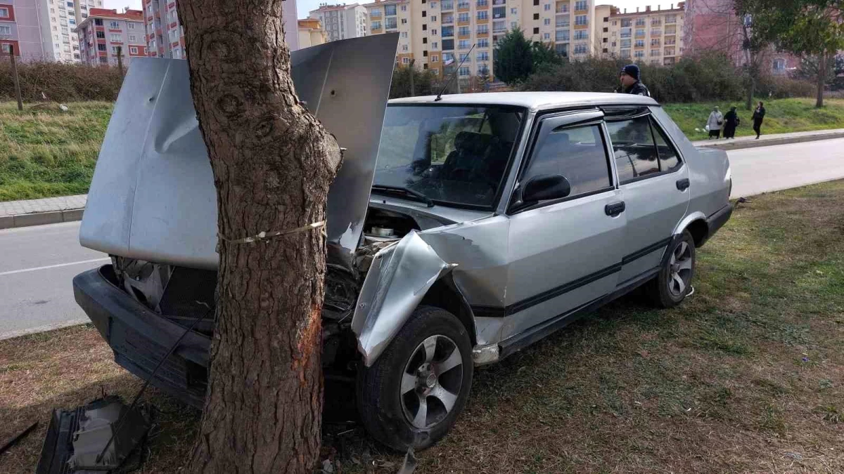 Samsun\'da Tofaş marka araç yoldan çıkıp ağaca çarptı, 1 kişi yaralandı