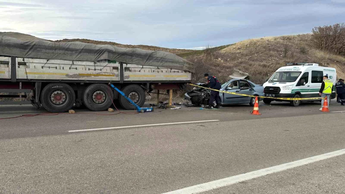 Ankara\'da otomobilin tır dorsesine çarptığı kazada 2 kişi hayatını kaybetti
