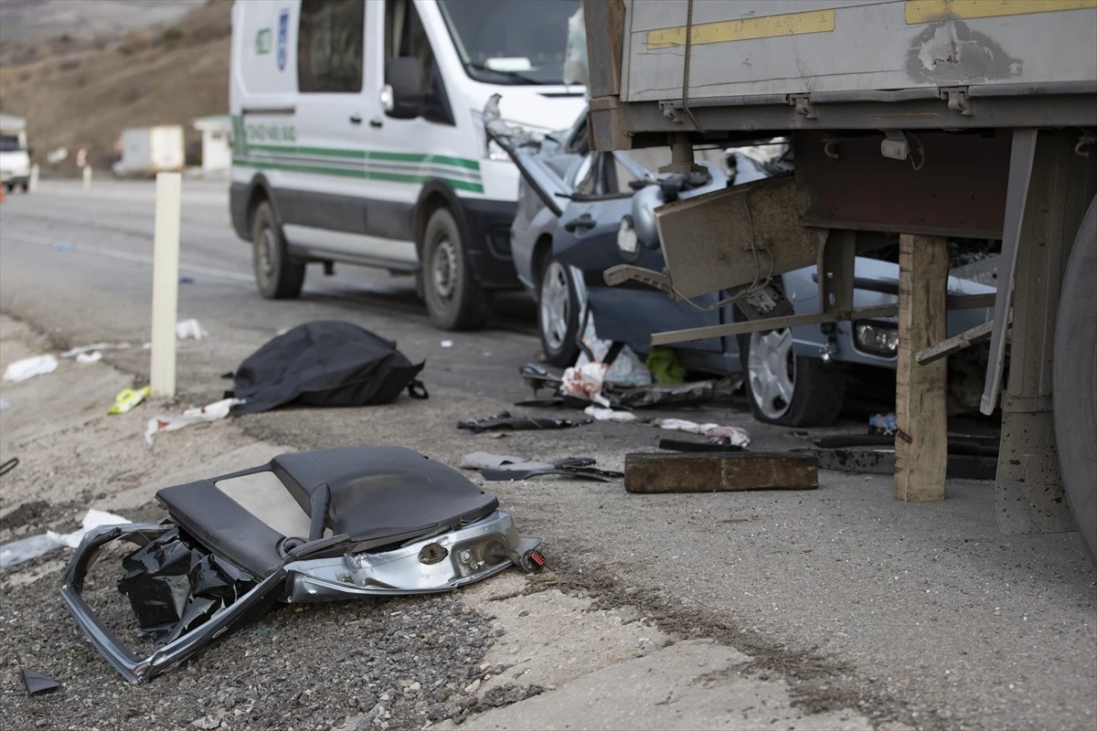 Ankara\'da Otomobilin Tıra Çarpması Sonucu 2 Kişi Hayatını Kaybetti, 4 Kişi Yaralandı