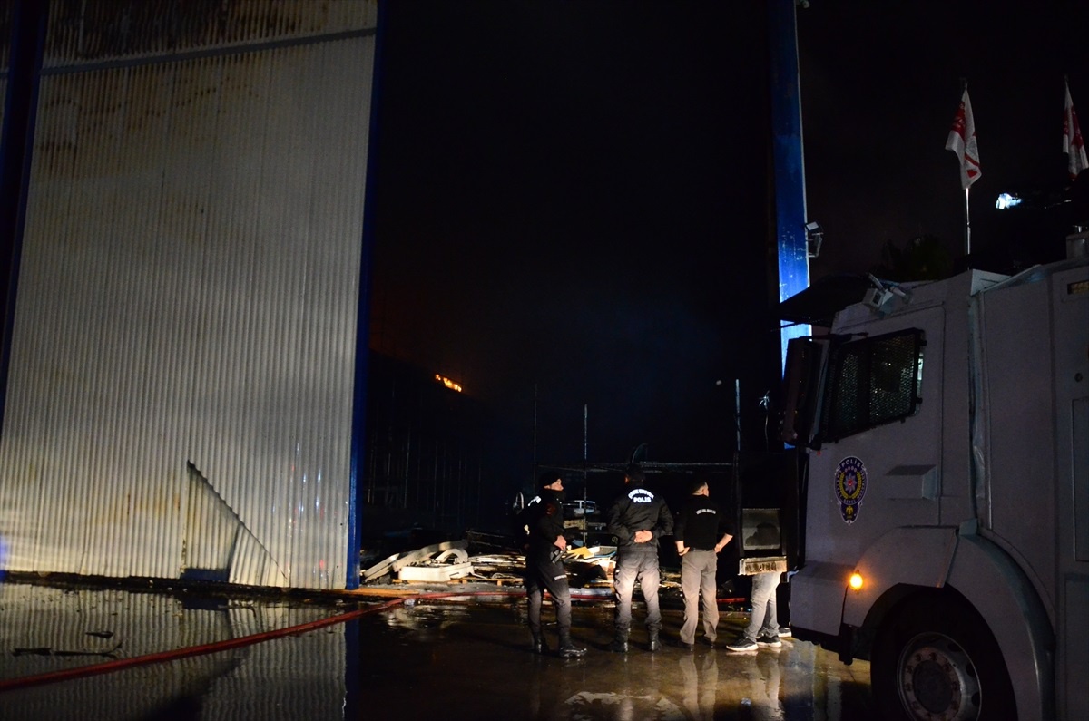 Antalya Serbest Bölge\'deki Yat Üretim Tersanesinde Çıkan Yangın Kontrol Altına Alındı