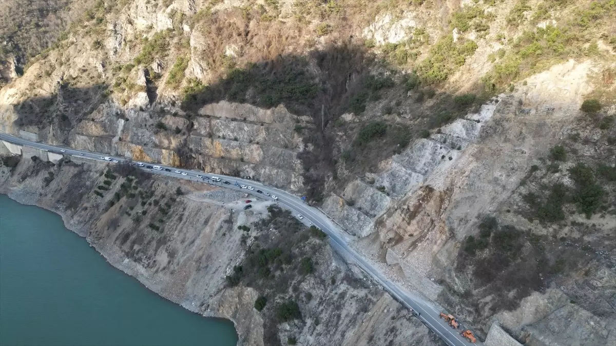 Artvin-Hopa kara yolunda heyelan ve kaya düşmesi sonucu ulaşım tek şeritten sağlanıyor