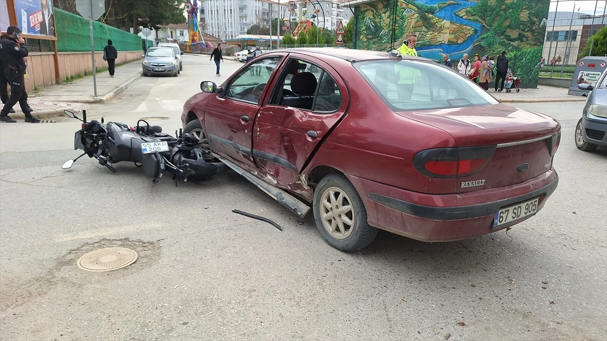 Samsun\'da otomobil ile motosiklet çarpıştı: 1 yaralı