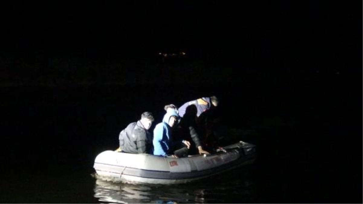 Batman\'da tekne su almaya başladı, 3 genç itfaiye ekipleri tarafından kurtarıldı