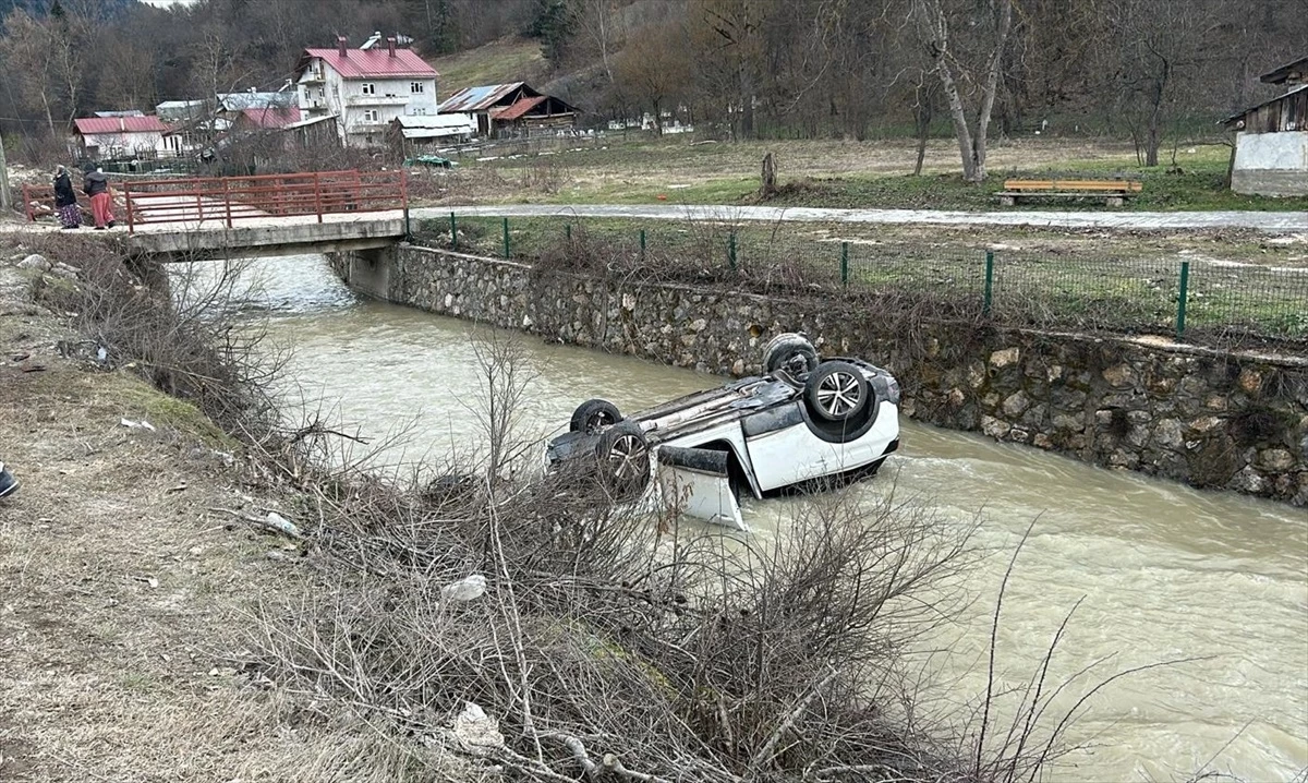 Bolu\'da Otomobil Abant Deresi\'ne Devrildi: 2\'si Çocuk 4 Kişi Yaralandı