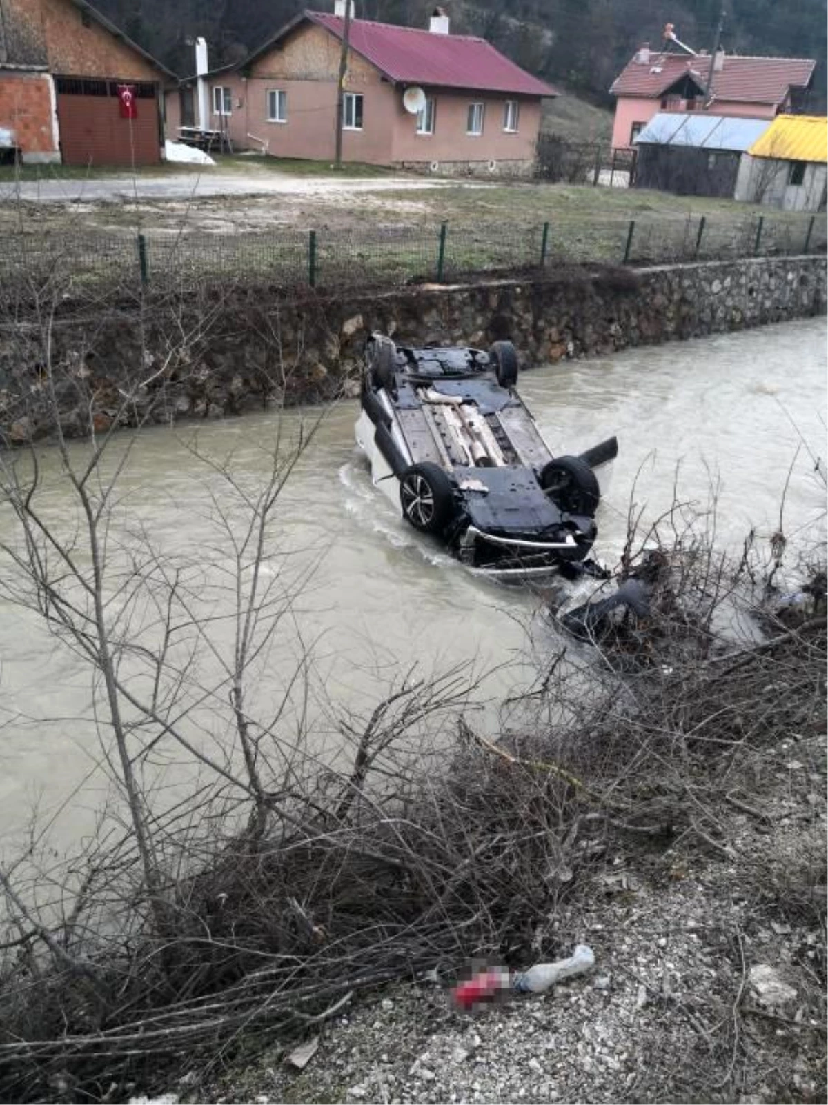 Bolu\'da Abant Gölü Milli Parkı\'nda araç dereye uçtu, 4 kişi boğulmaktan kurtarıldı