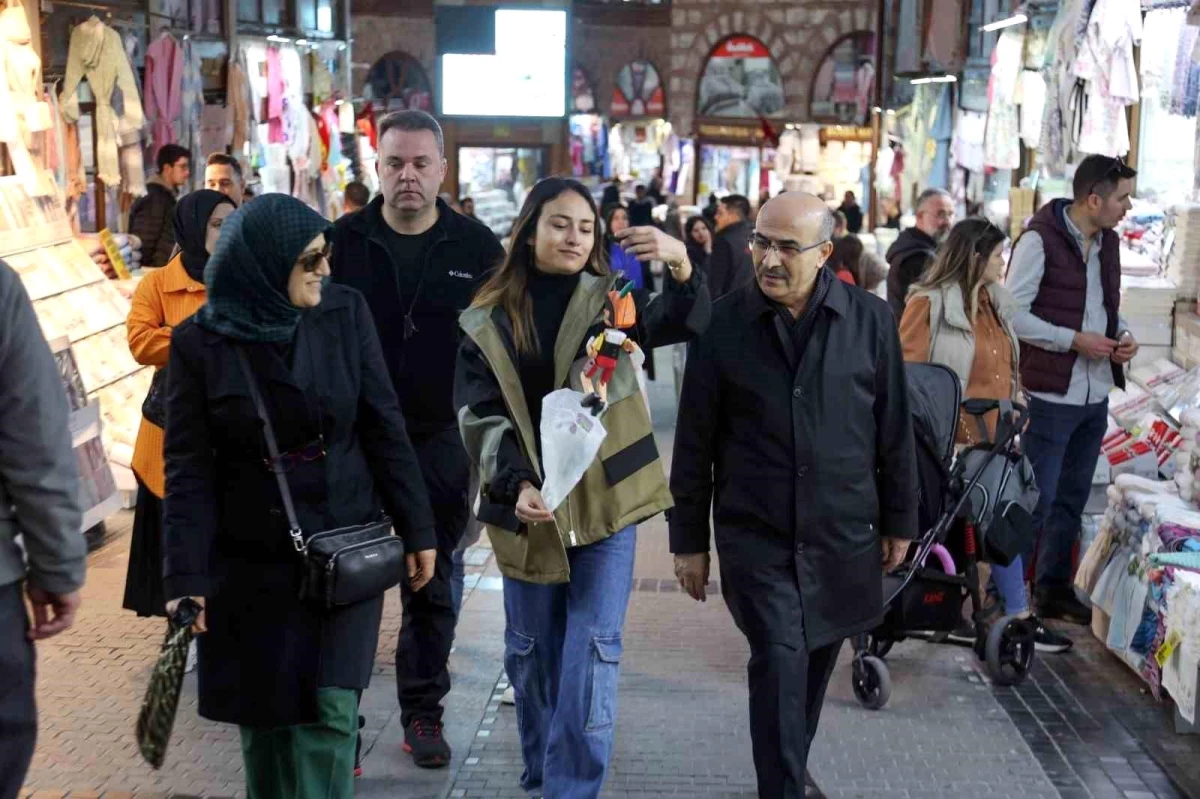Bursa Valisi Mahmut Demirtaş, Ailesiyle Birlikte Tarihi Çarşı\'da Alışveriş Yaptı