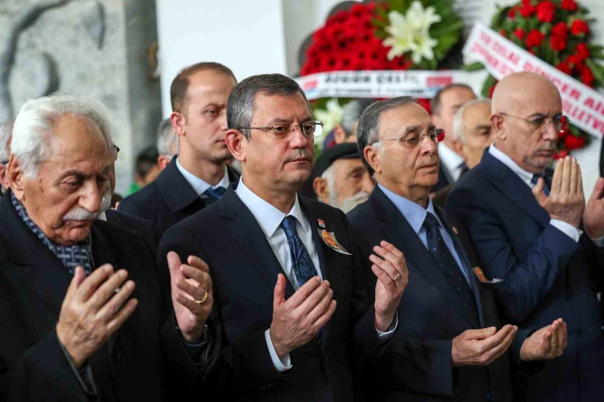 CHP Genel Başkanı Özgür Özel, Celal Dinçer\'in kayınpederinin cenazesine katıldı