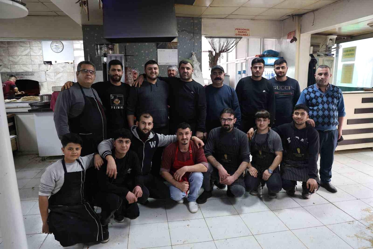 Kahramanmaraş\'ta Depremzede Vatandaşlara Ücretsiz Yemek İkramı