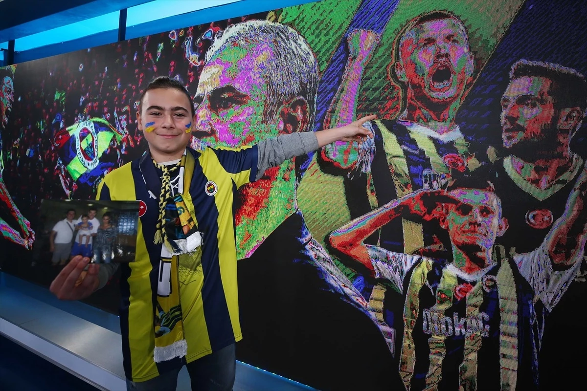 Depremzedelere yardım eden çocuğun Fenerbahçe maçı hayali gerçek oldu