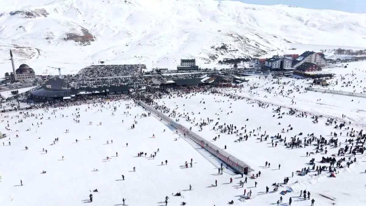 Erciyes Kayak Merkezi Hafta Sonu Turist Akınına Uğradı