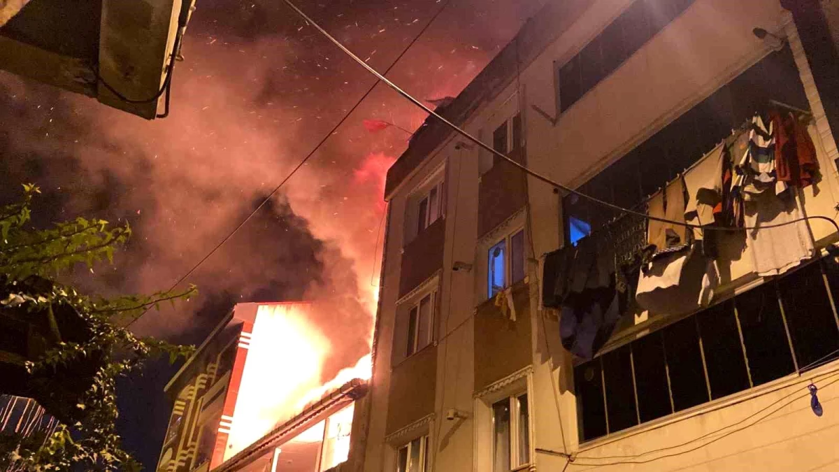 Esenler\'de 2 Katlı Binanın Çatı Katında Yangın Çıktı