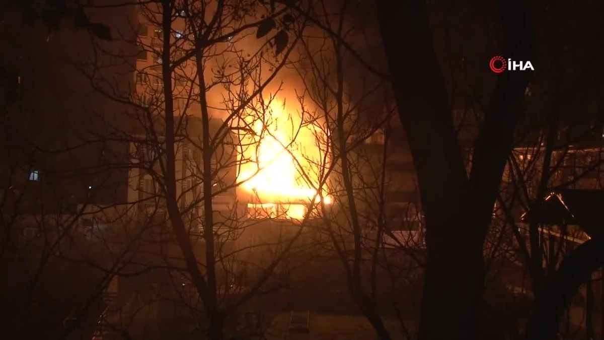 Esenler\'de 2 Katlı Binanın Çatı Katı Alev Alev Yandı, Yangın 2 Binaya da Sıçradı
