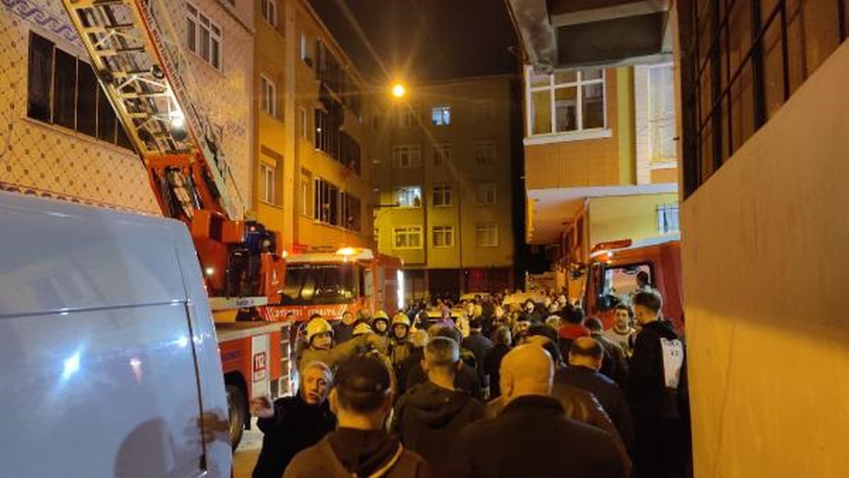 Esenler\'de çıkan yangın bitişiğindeki binalara sıçradı