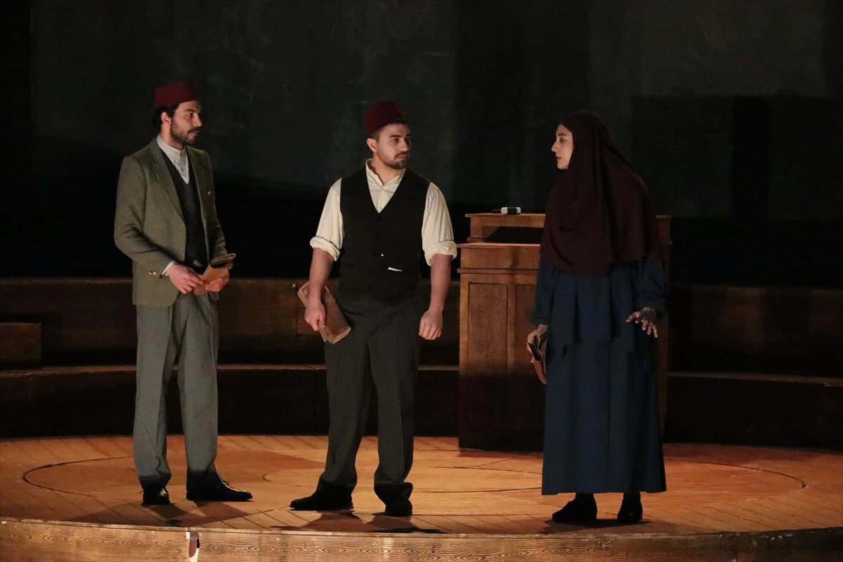 Milli Eğitim Bakanlığı\'nın Cumhuriyet\'in 100. yılı etkinlikleri kapsamında hazırladığı tiyatro oyunu Gaziantep\'te sahnelendi