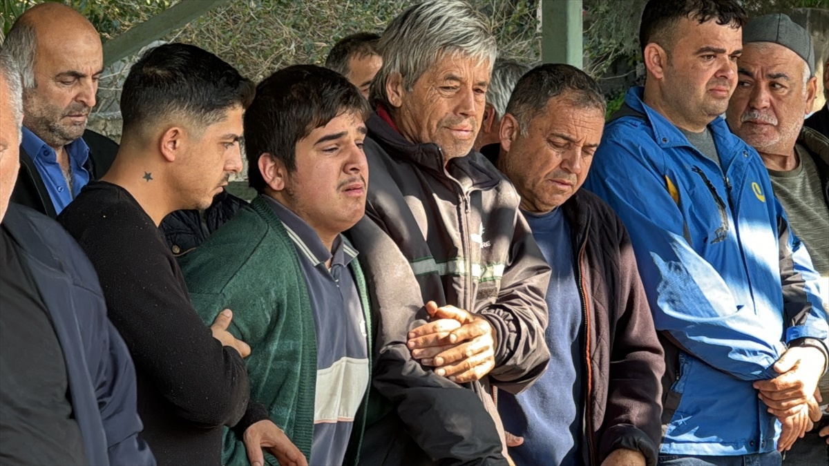 İskenderun\'da silahla öldürülen hamile kadın ve 2 çocuğun cenazeleri defnedildi