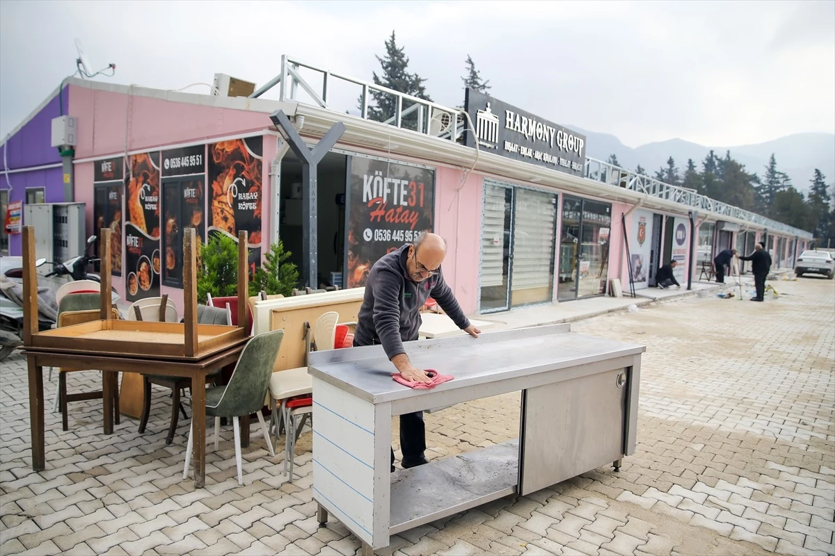 Hatay\'da depremzedeler prefabrik alışveriş merkezinde ticari faaliyetlerine devam ediyor