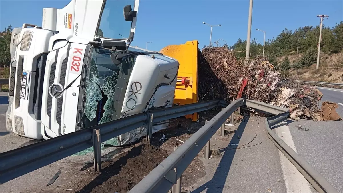 Hatay\'ın Belen ilçesinde devrilen tırın sürücüsü yaralandı