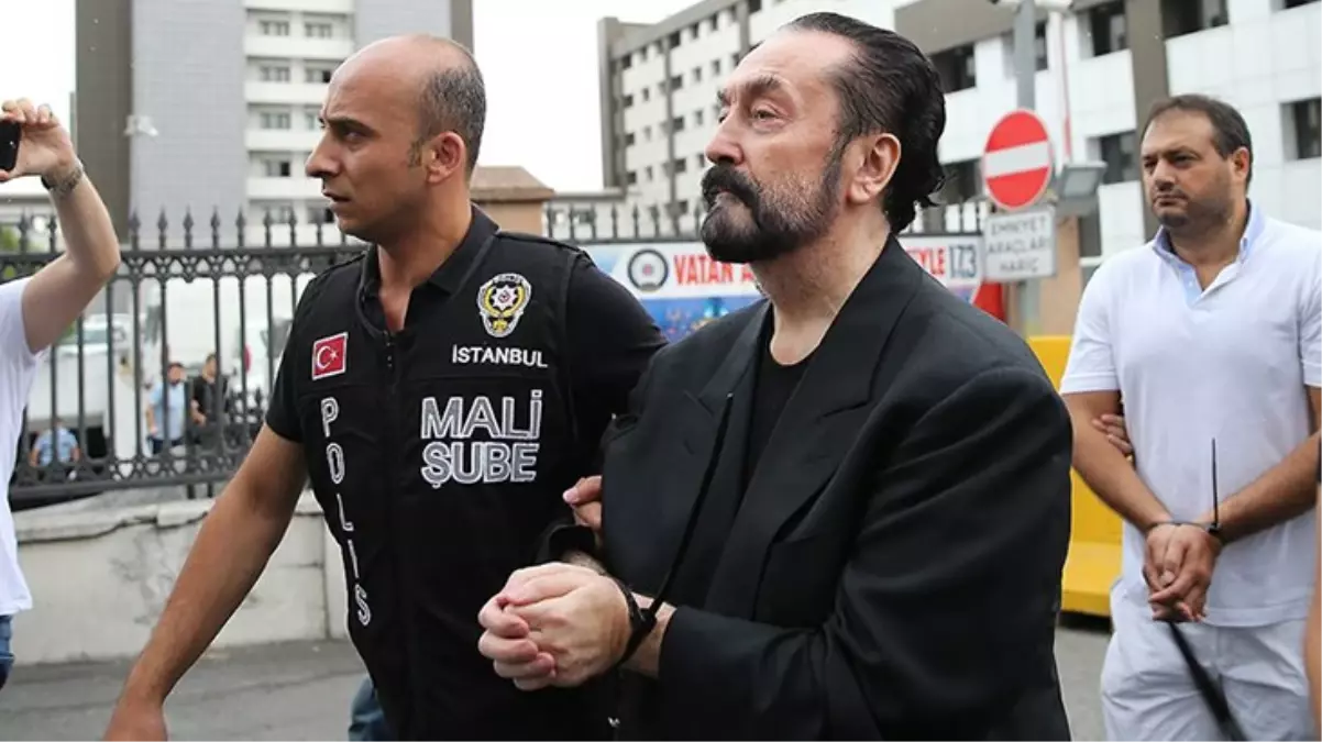 Herkes aynı detaya tepki gösteriyor! Adnan Oktar\'ın cezaevinde çekilen yeni fotoğrafları ortalığı karıştırdı