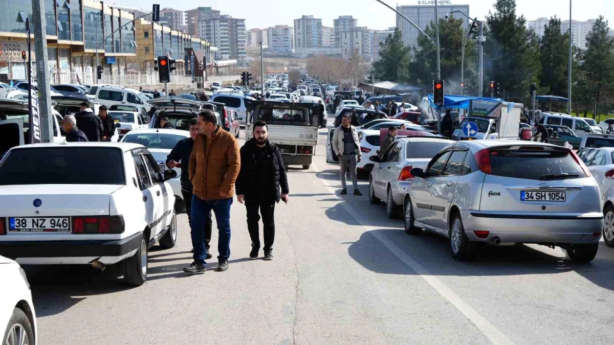 Gaziantep\'te İkinci El Oto Pazarında Yoğunluk Devam Ediyor