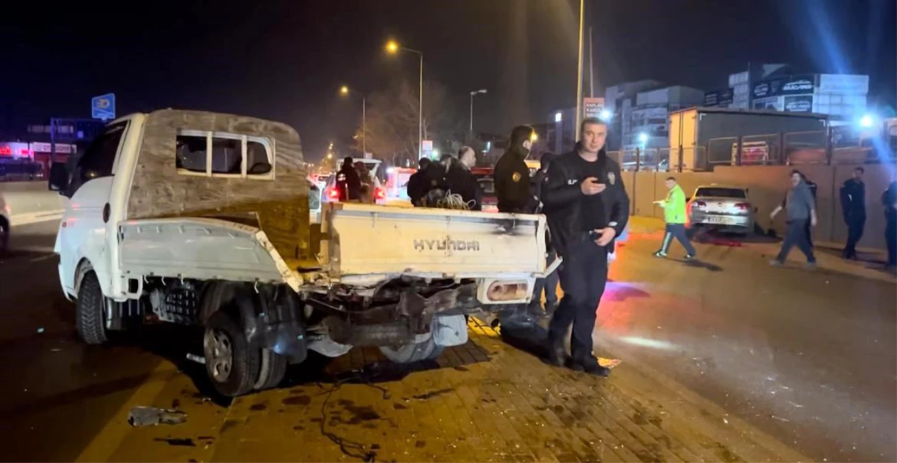 Bursa\'da otomobil kamyonete çarptı, duvara çarparak durabildi