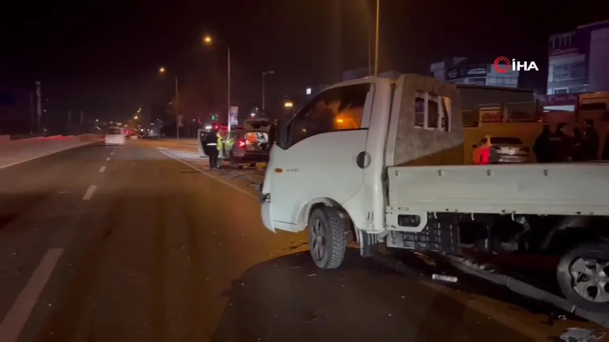 Kamyonete çarpıp savrulan otomobil duvara çarparak durabildi: 2 yaralı