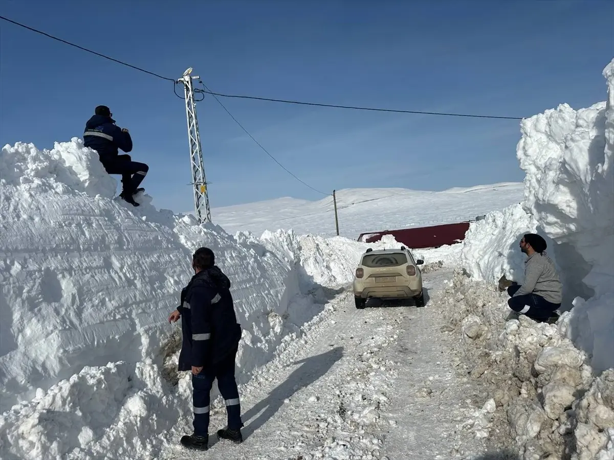 Kars\'ta Karlı Köylerde Arızalar Gideriliyor