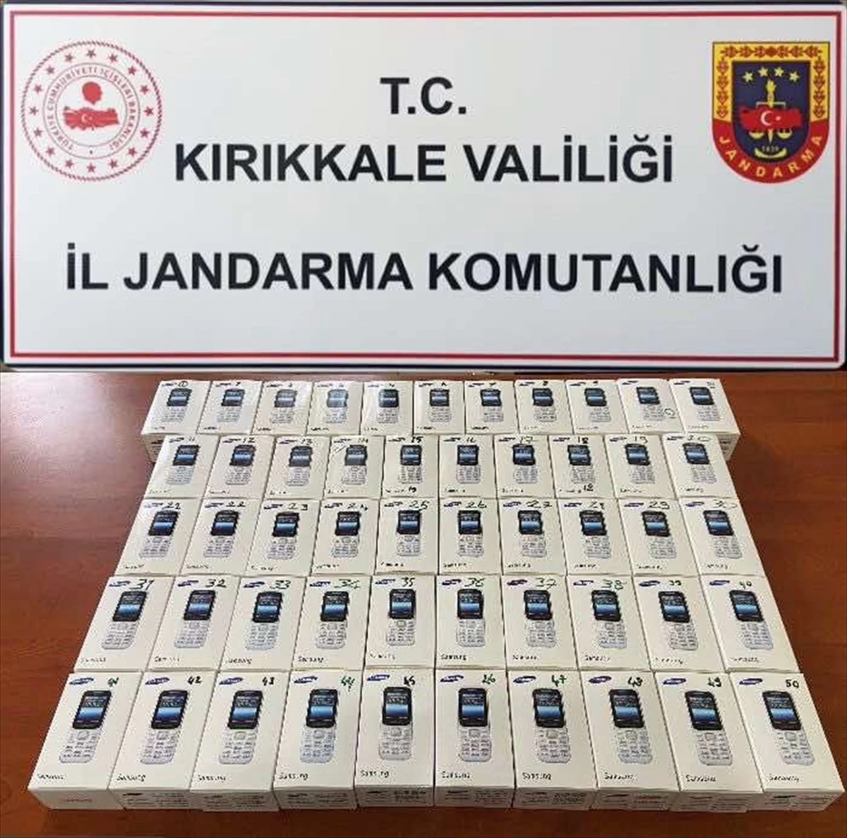 Kırıkkale\'de jandarma ekipleri tarafından 51 gümrük kaçağı telefon ele geçirildi