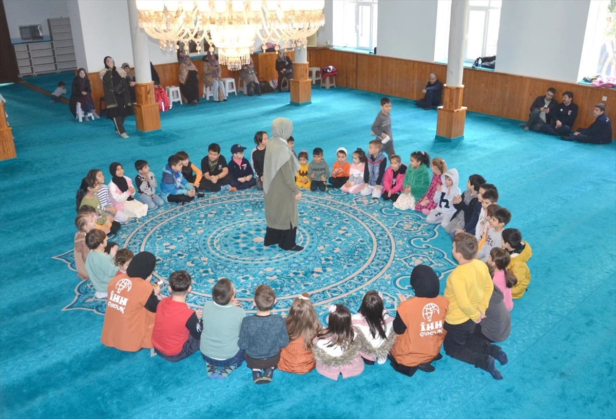 İHH İnsani Yardım Vakfı, Karamürsel\'de Çocuklar Camide Buluşuyor Etkinliği Düzenledi
