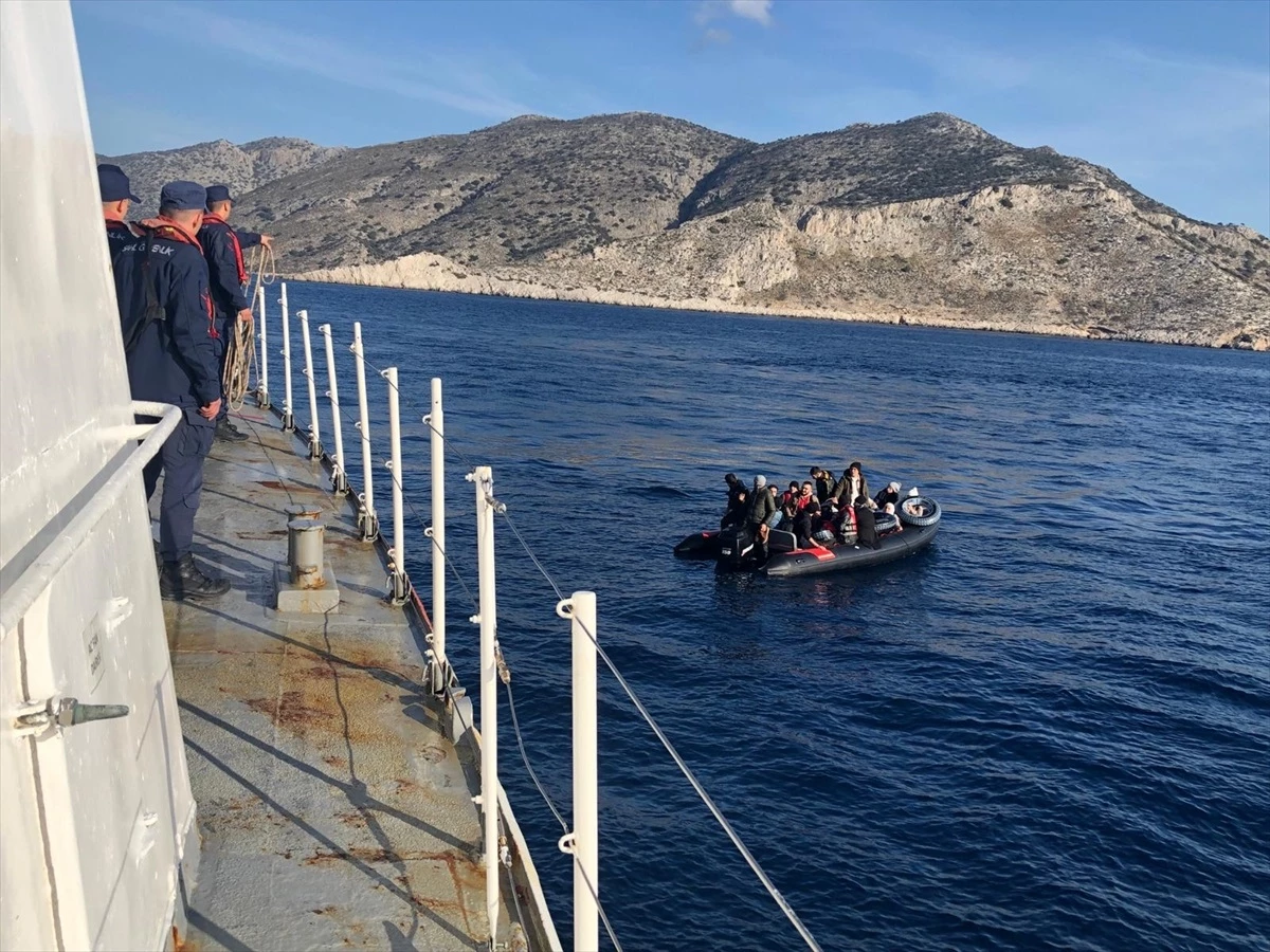 Yunanistan unsurlarınca Türk kara sularına itilen 15 düzensiz göçmen Marmaris\'te karaya çıkarıldı
