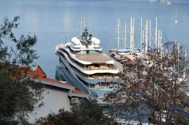 Dünyanın en büyük 14. yatı Fethiye'ye demir attı