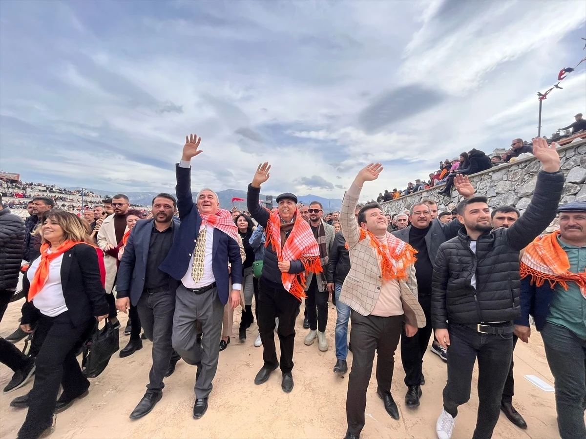 Cumhur İttifakı\'nın Muğla Büyükşehir Belediye Başkan adayı Aydın Ayaydın, Geleneksel Deve Güreşi Festivali\'ne katıldı