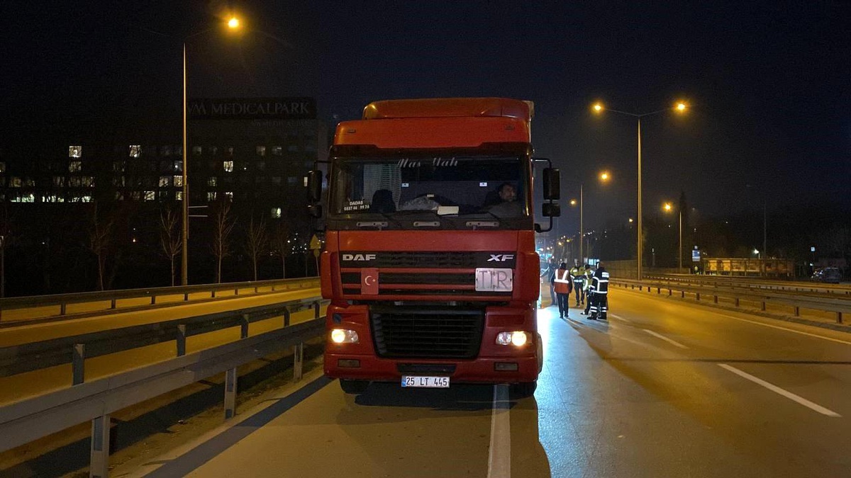 Kocaeli\'de Otomobil Tırın Altına Girdi: 1 Yaralı