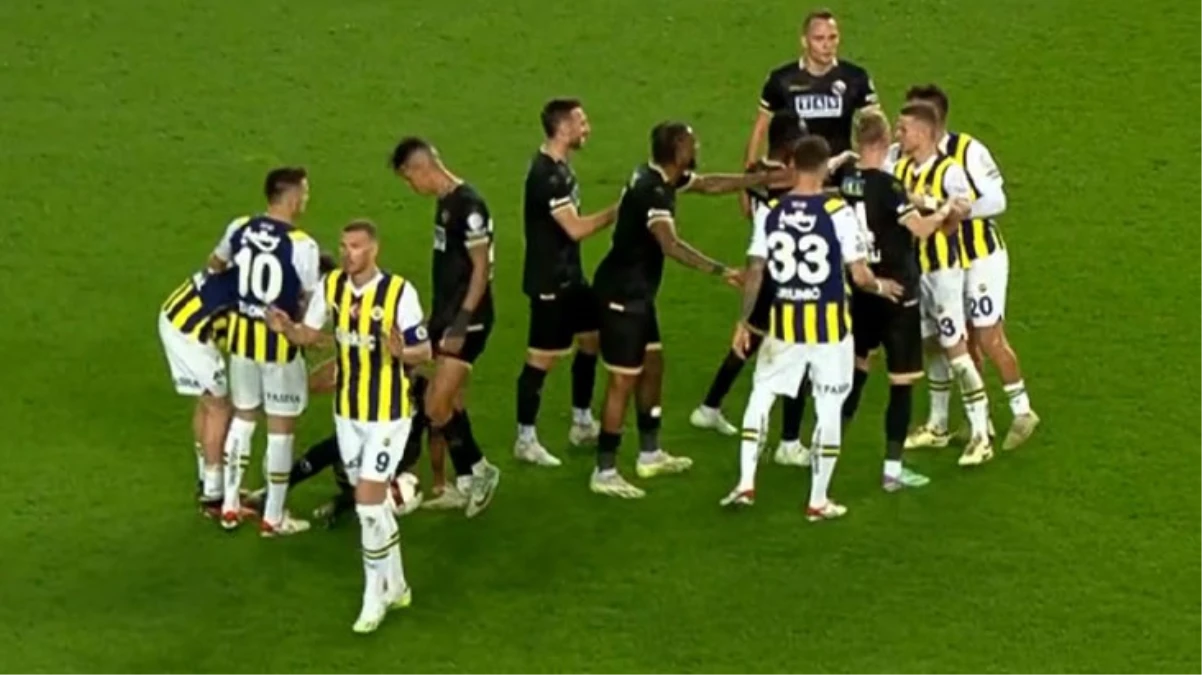Oyuncular birbirine girdi! Fenerbahçe-Alanyaspor maçında saha karıştı