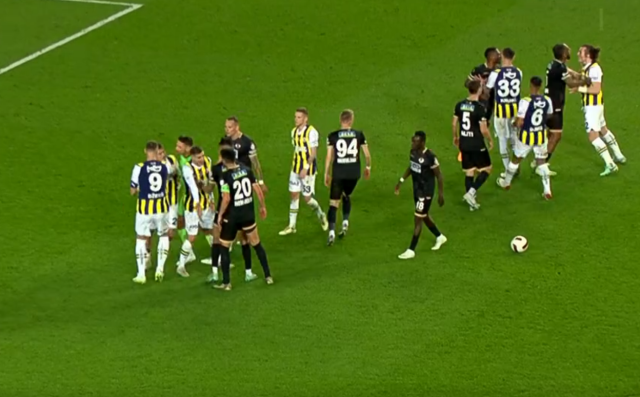 Oyuncular bir anda birbirine girdi! Fenerbahçe-Alanyaspor maçında saha karıştı