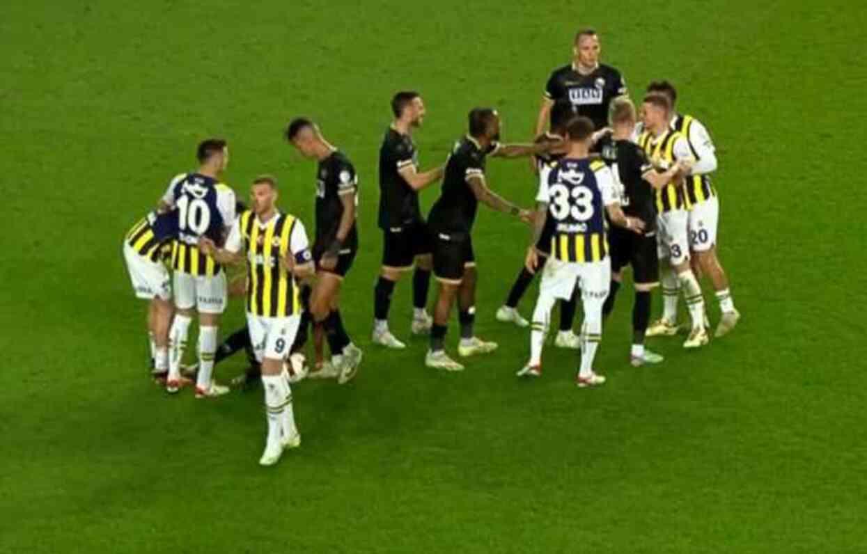 Oyuncular bir anda birbirine girdi! Fenerbahçe-Alanyaspor maçında saha karıştı