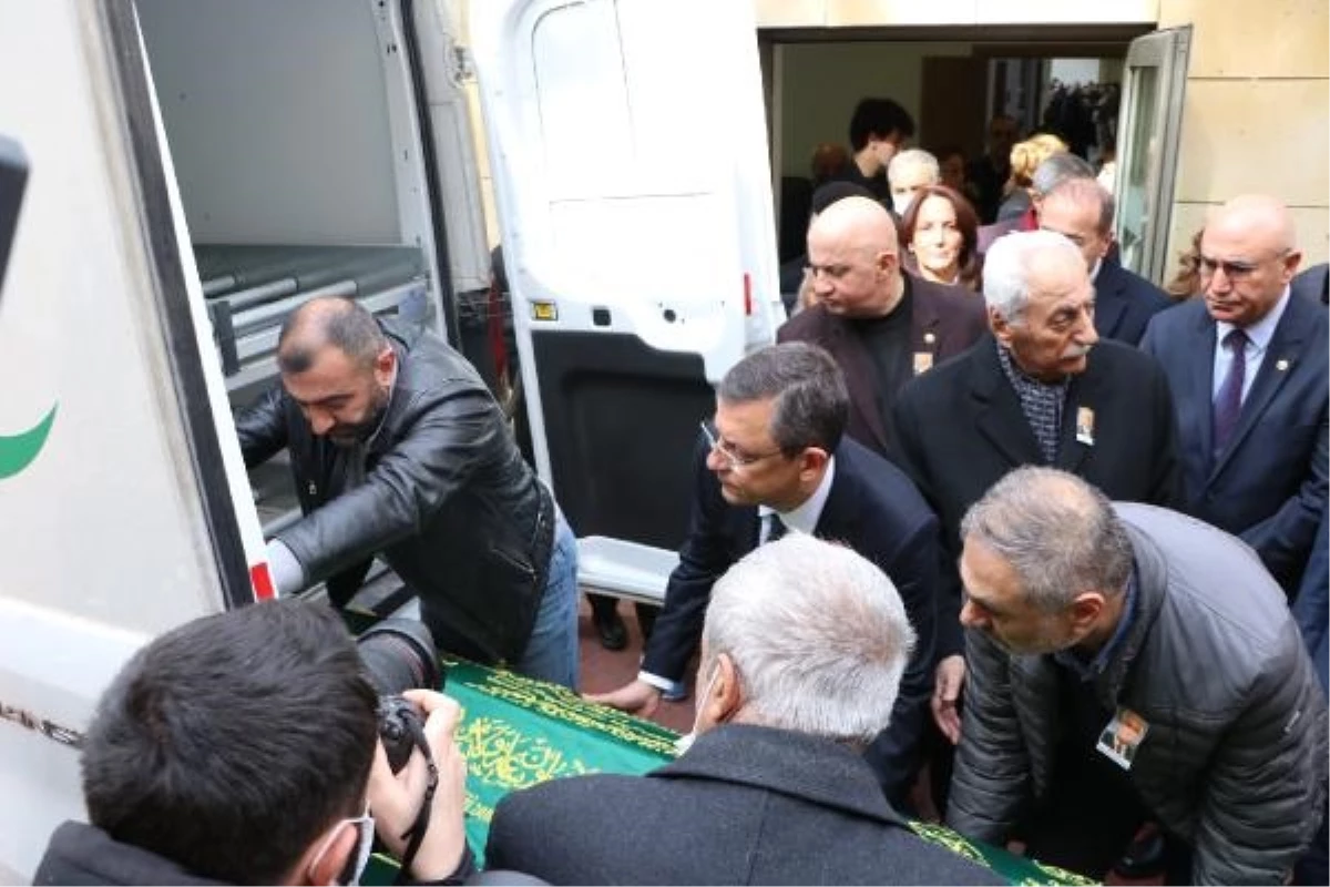 CHP Genel Başkanı Özgür Özel, eski İstanbul Milletvekili Celal Dinçer\'in kayınpederinin cenazesine katıldı