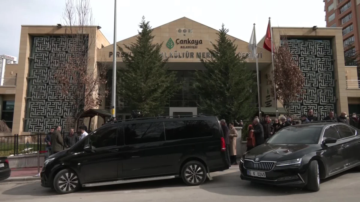 CHP Genel Başkanı Özgür Özel, Celal Dinçer\'in kayınpederi için cenaze törenine katıldı