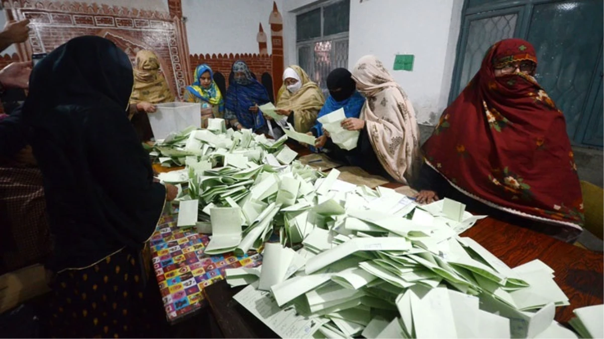 Pakistan seçimlerini tutuklu eski Başbakan İmran Han destekli bağımsızlar birinci sırada tamamladı