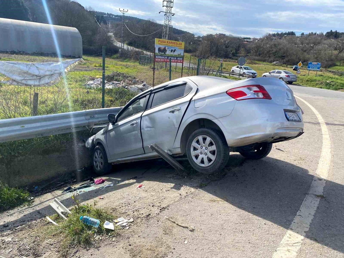 Pendik\'te 2 Otomobil Çarpıştı: 3 Yaralı