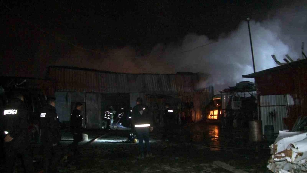 Hatay\'da Sanayi Sitesinde Oto Yedek Parça İşletmesinde Yangın Çıktı